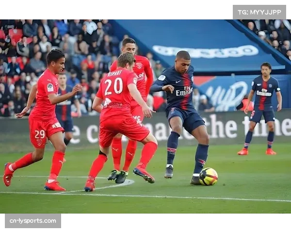 里尔防守组织纪律 四后卫防线在横向移动时的协同性